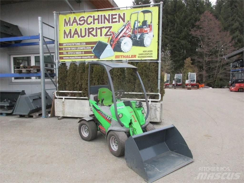 Avant 225 Čelné nakladače a rýpadlá