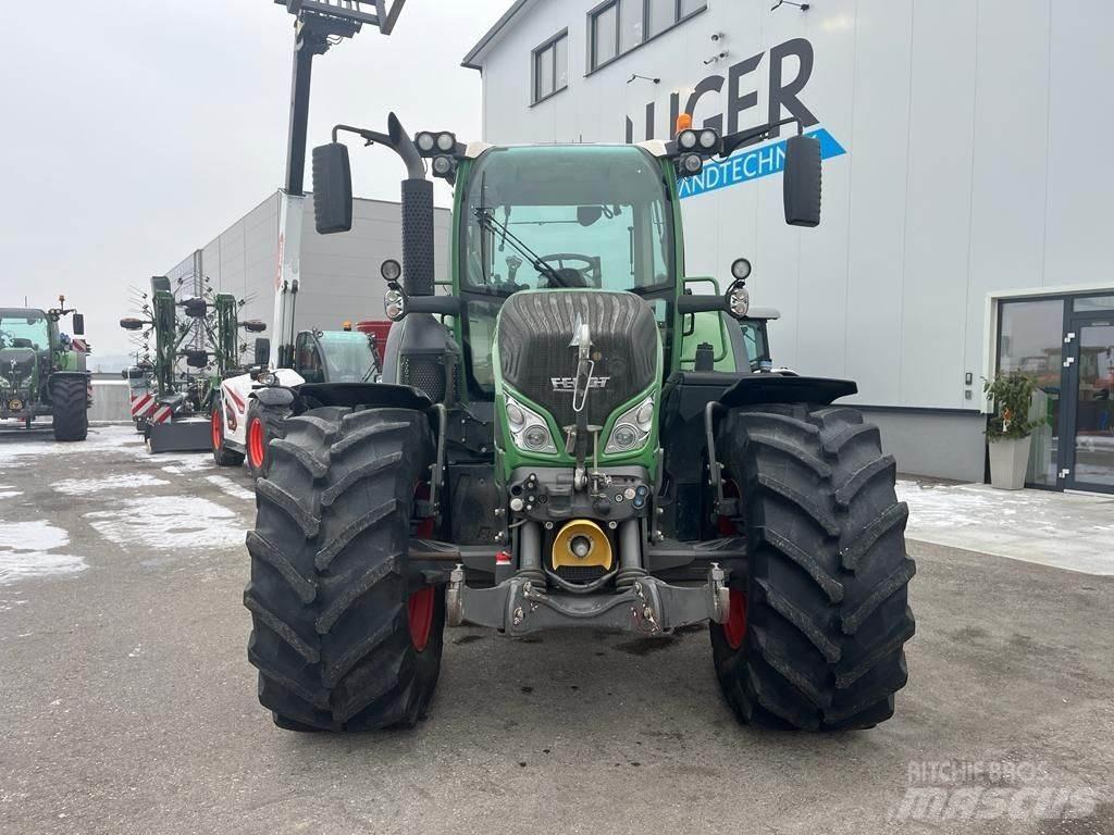 Fendt 718 Vario Traktory