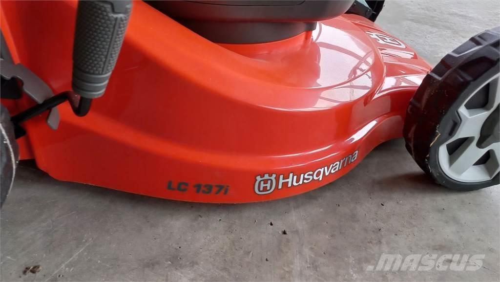 Husqvarna LC 137i Samochodné kosačky