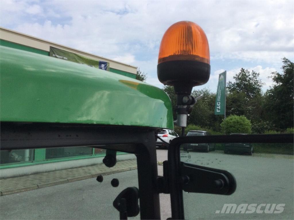 John Deere 1026R Traktory