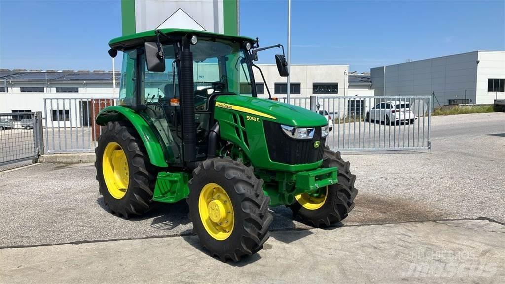 John Deere 5058E Traktory