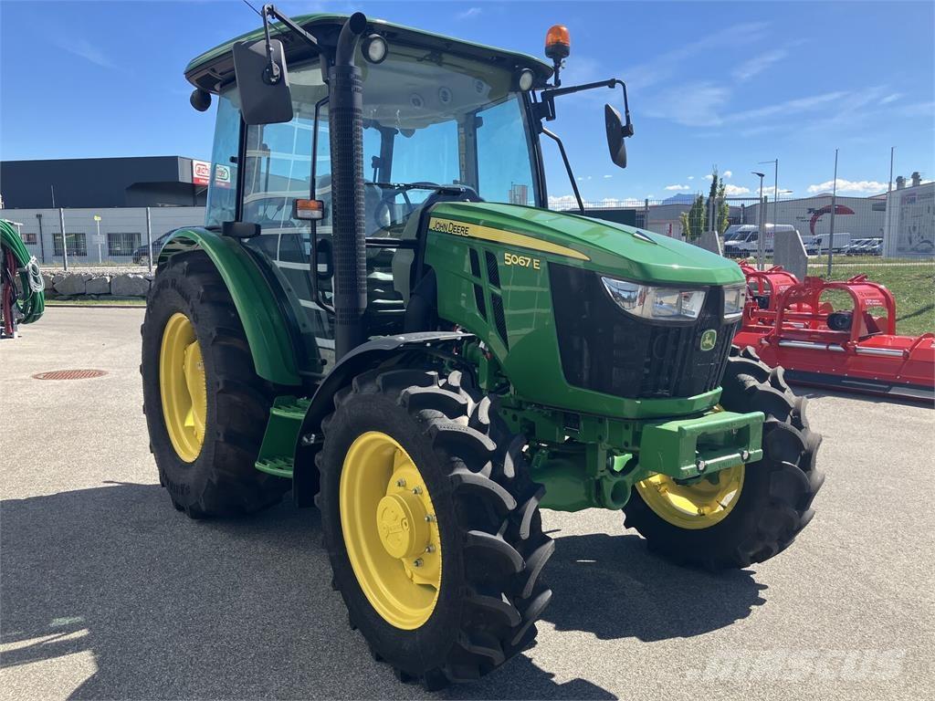 John Deere 5067E Traktory