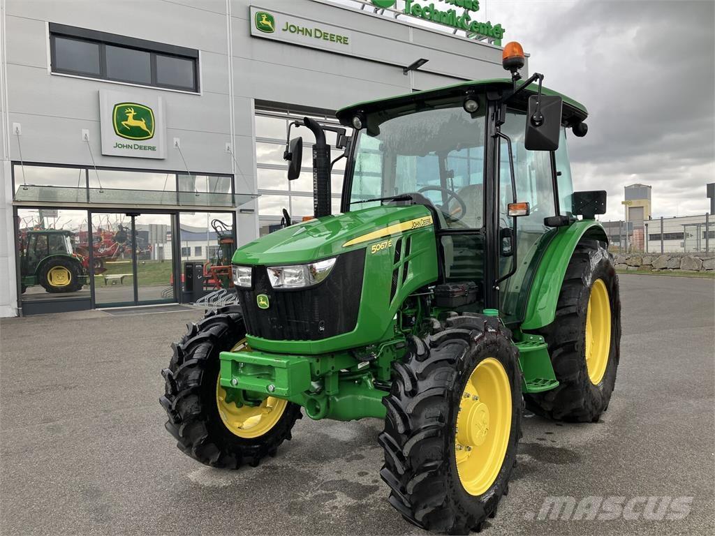 John Deere 5067E Traktory