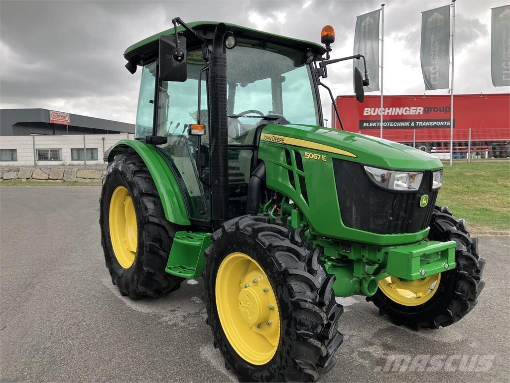 John Deere 5067E Traktory