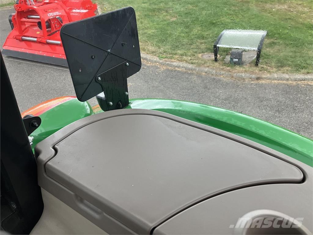 John Deere 5067E Traktory