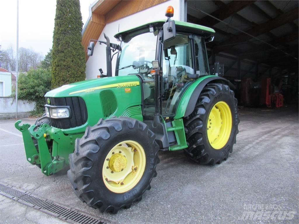 John Deere 5820 Traktory
