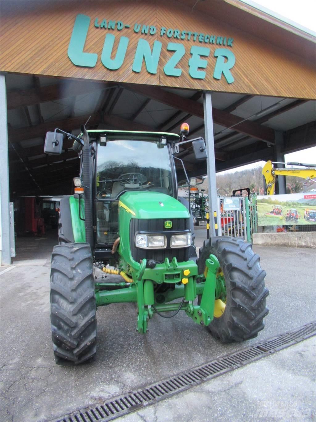 John Deere 5820 Traktory
