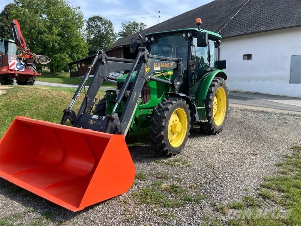John Deere 5820 Traktory