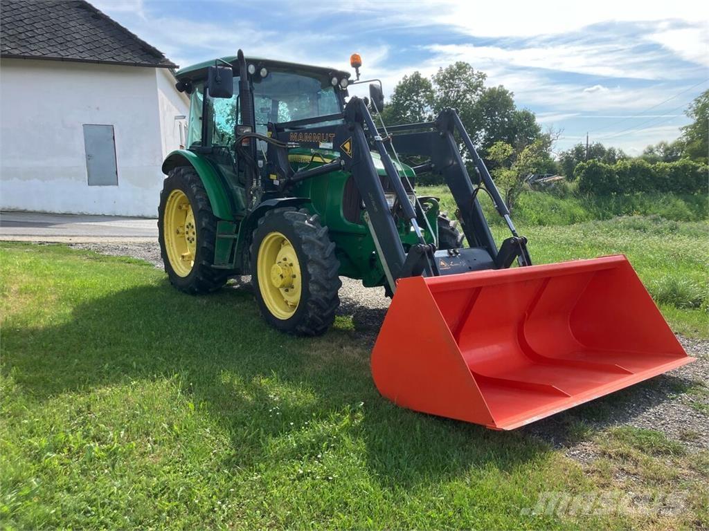John Deere 5820 Traktory