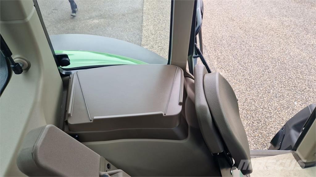 John Deere 6195M Traktory