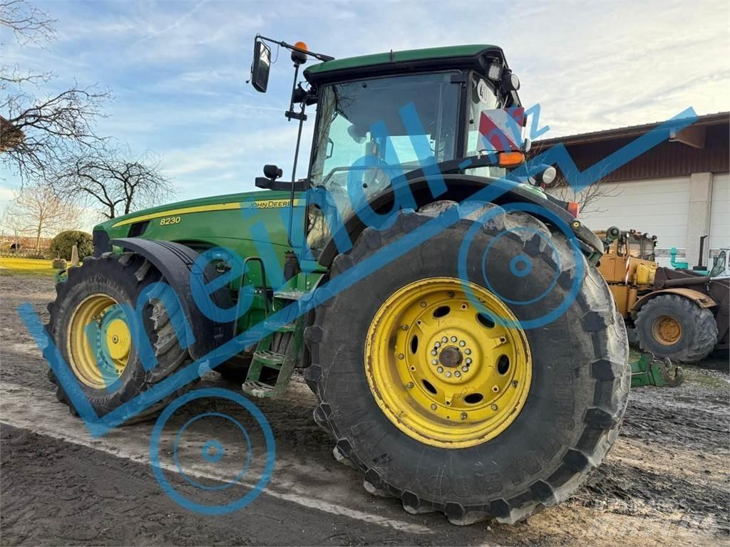 John Deere 8230 Traktory