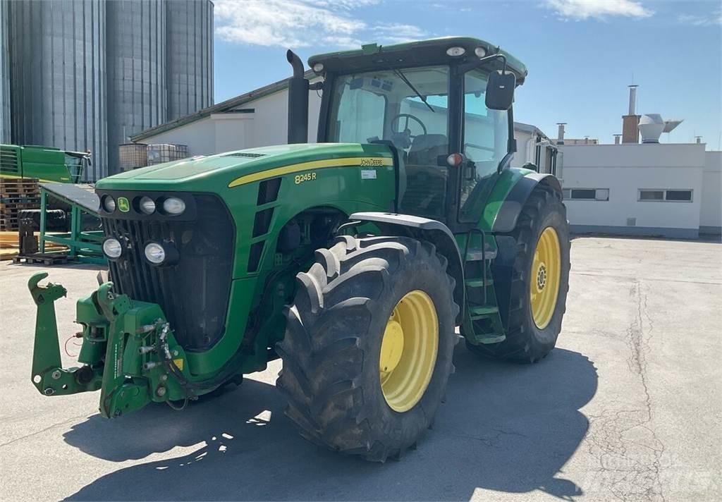 John Deere 8245R Traktory