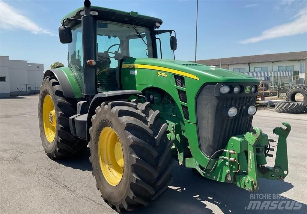 John Deere 8245R Traktory