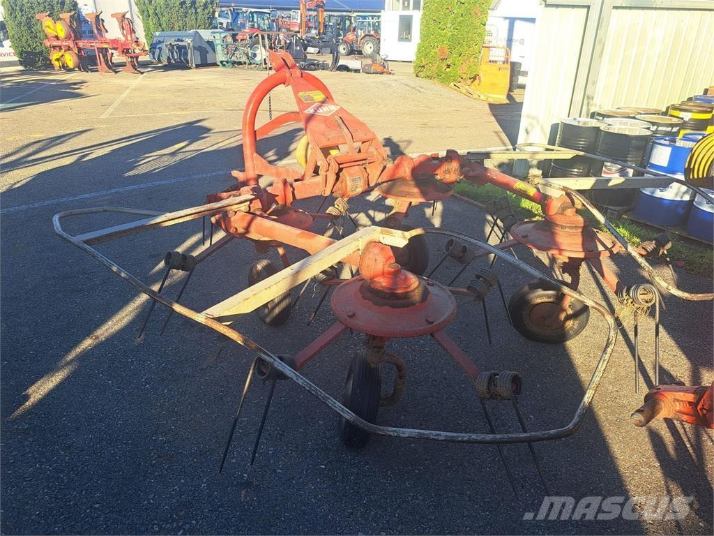 Kuhn 4 Kreisel Obracače a zhrabovače sena