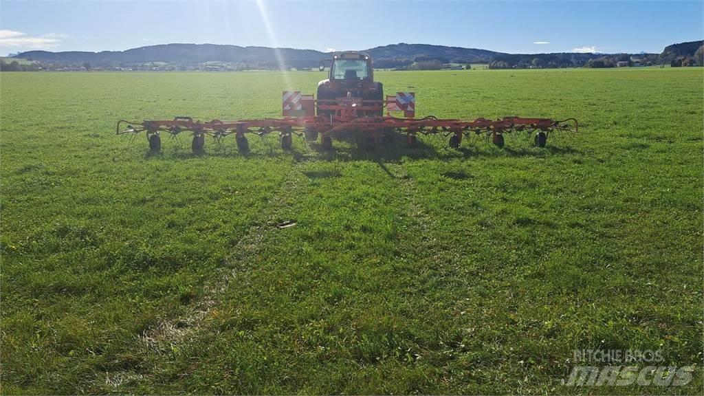 Kuhn GF 10802T Obracače a zhrabovače sena
