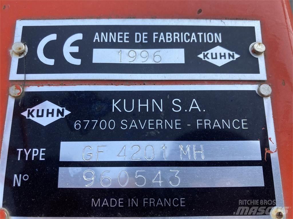 Kuhn GF 4201 HM Obracače a zhrabovače sena