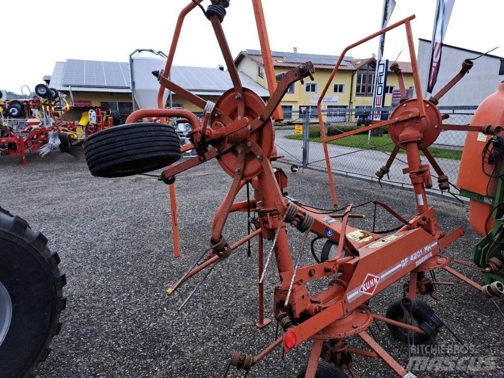 Kuhn GF 4201 MH Obracače a zhrabovače sena