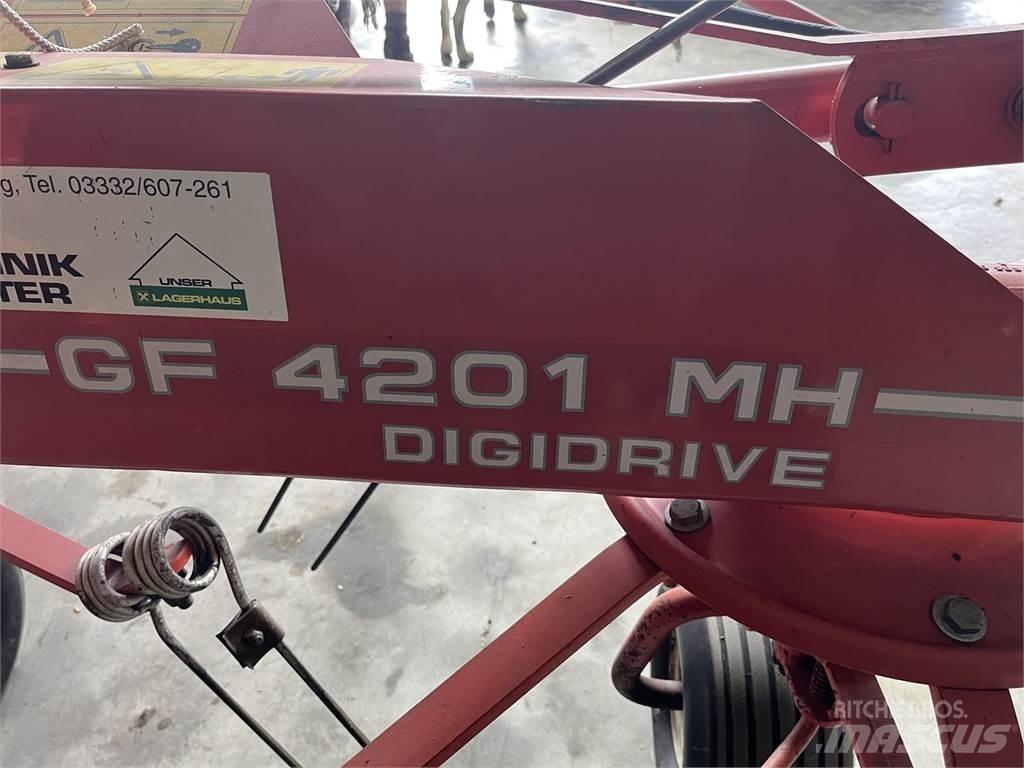 Kuhn GF 4201 MH Obracače a zhrabovače sena