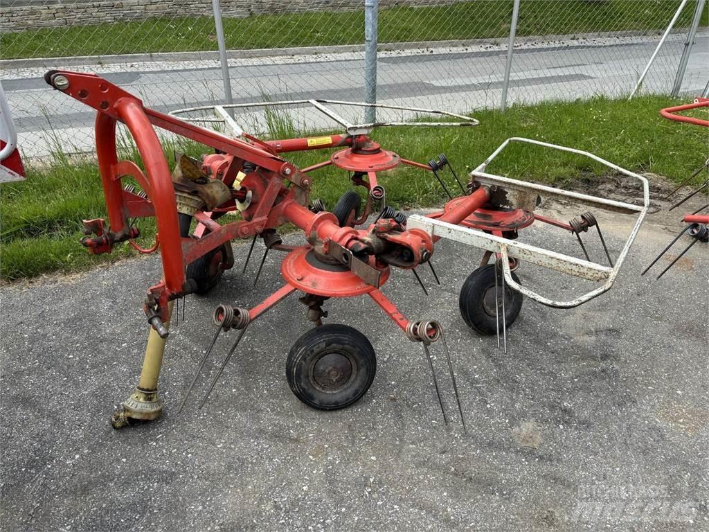 Kuhn GF 440 P Obracače a zhrabovače sena