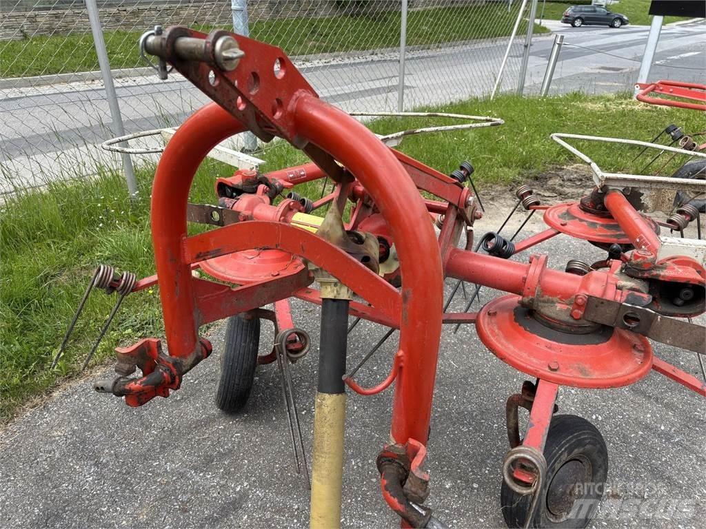 Kuhn GF 440 P Obracače a zhrabovače sena