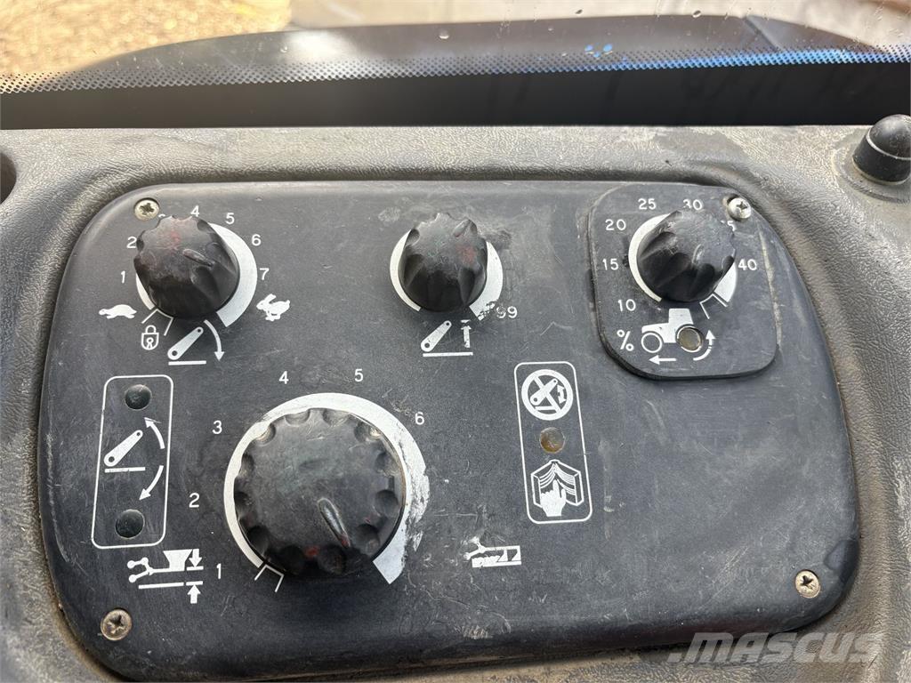 New Holland TS115 Traktory