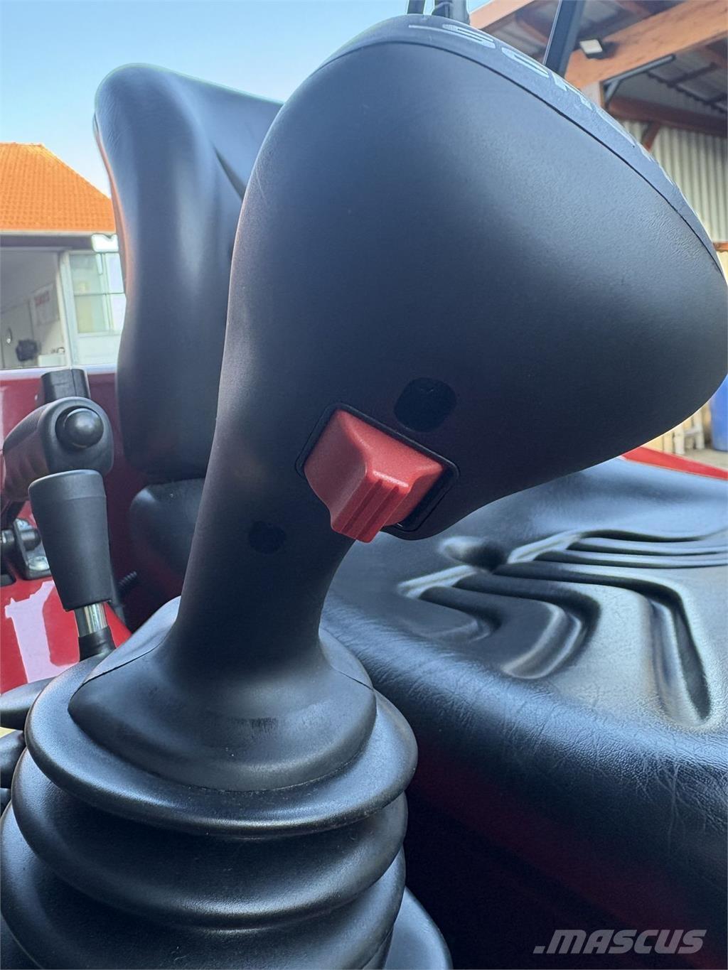 Schäffer 2630 Čelné nakladače a rýpadlá