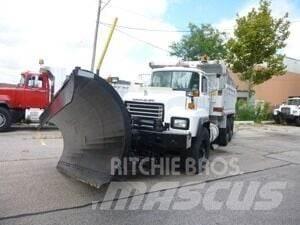 Mack RD688S Snežné pluhy, predné snežné radlice