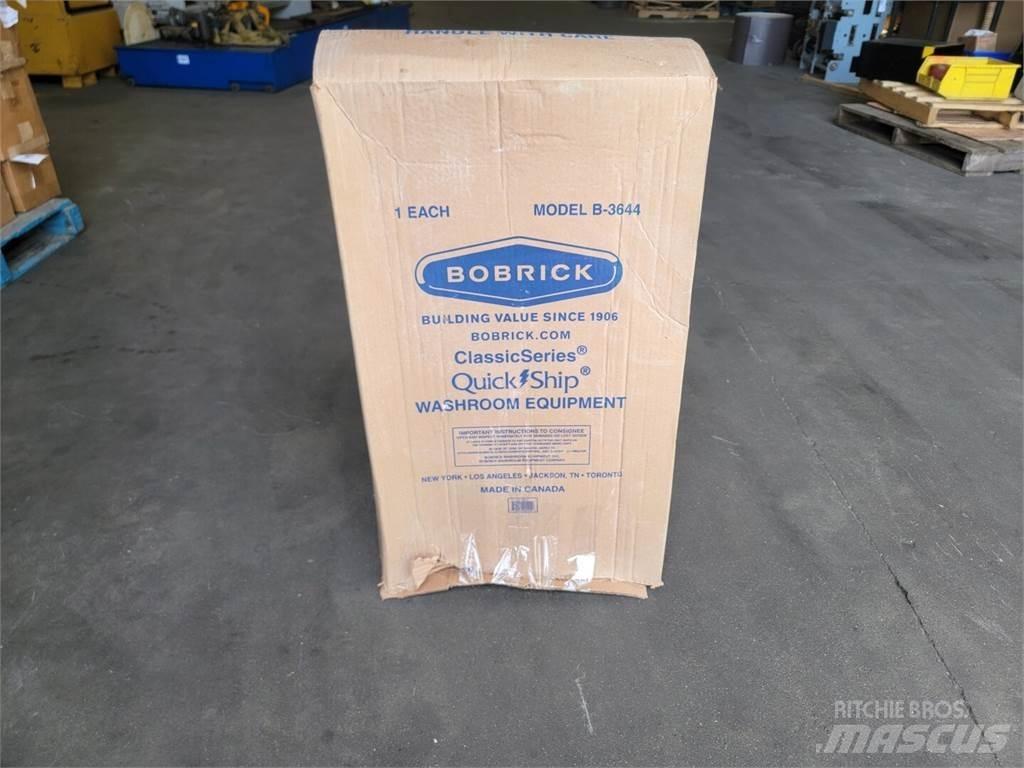  BOBRICK B-3644 Paletové široké kontajnery