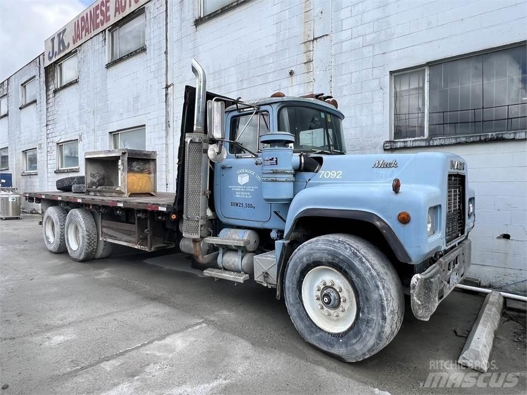 Mack RD690S Úžitkové vozne