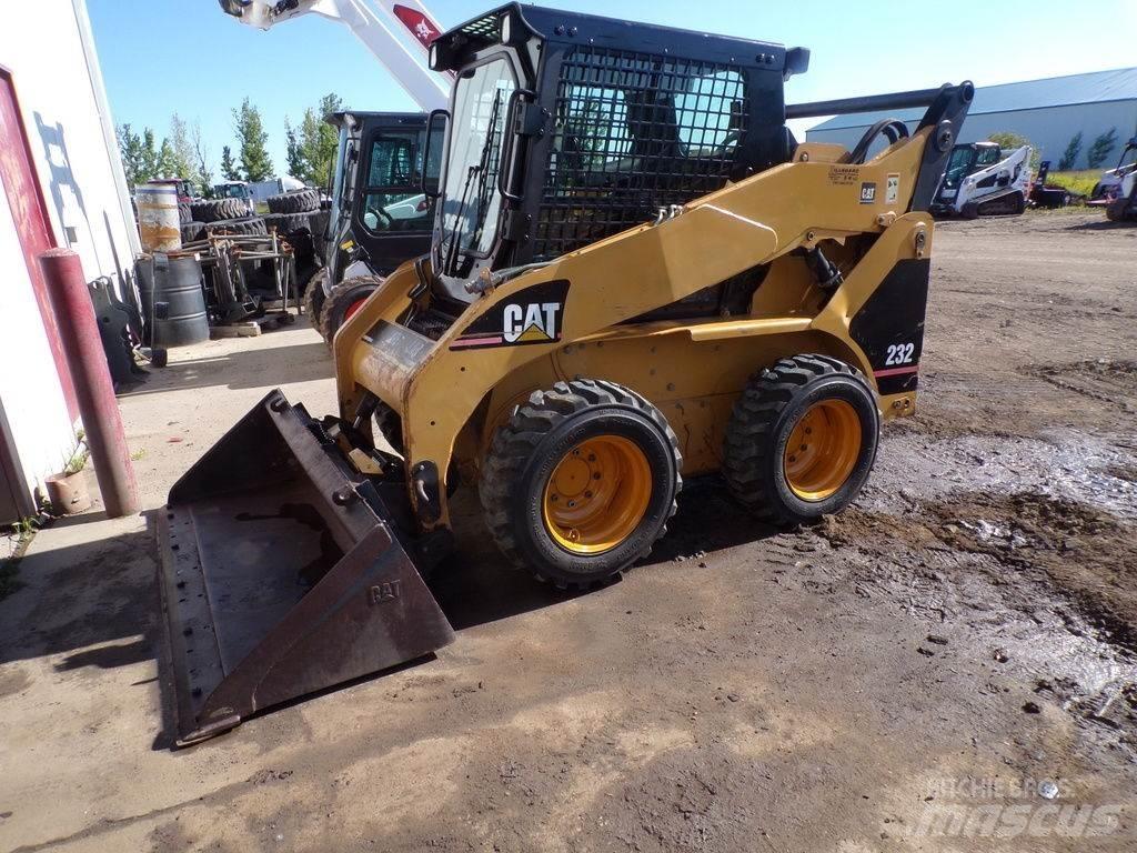 CAT 232 Šmykom riadené nakladače