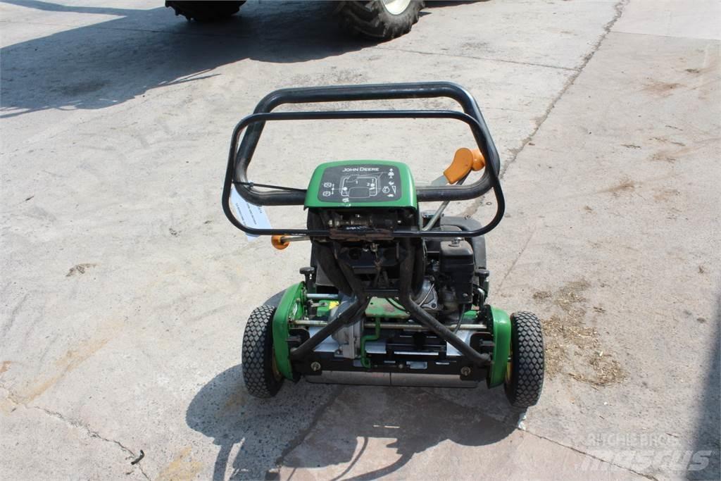 John Deere 220B Vedené kosačky