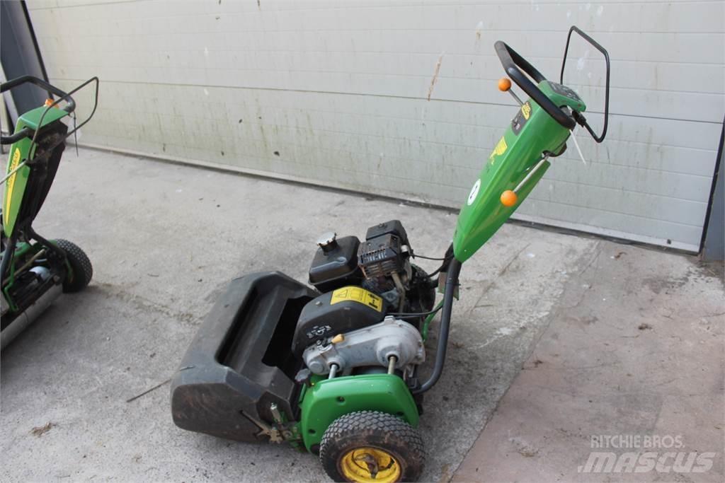 John Deere 220B Vedené kosačky