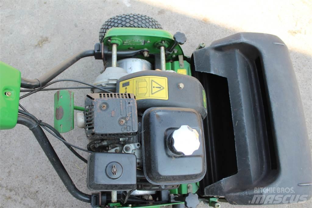 John Deere 220B Vedené kosačky