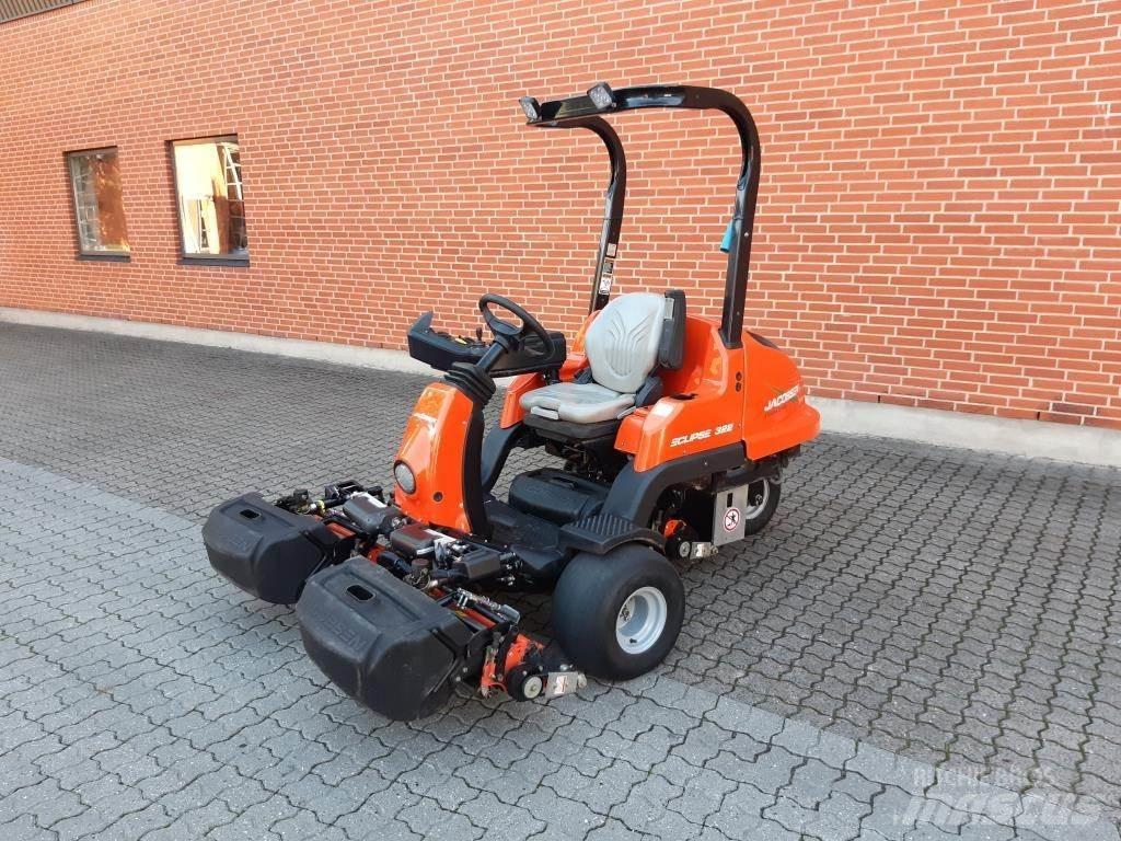 Jacobsen ECLIPS 322 Samochodné kosačky