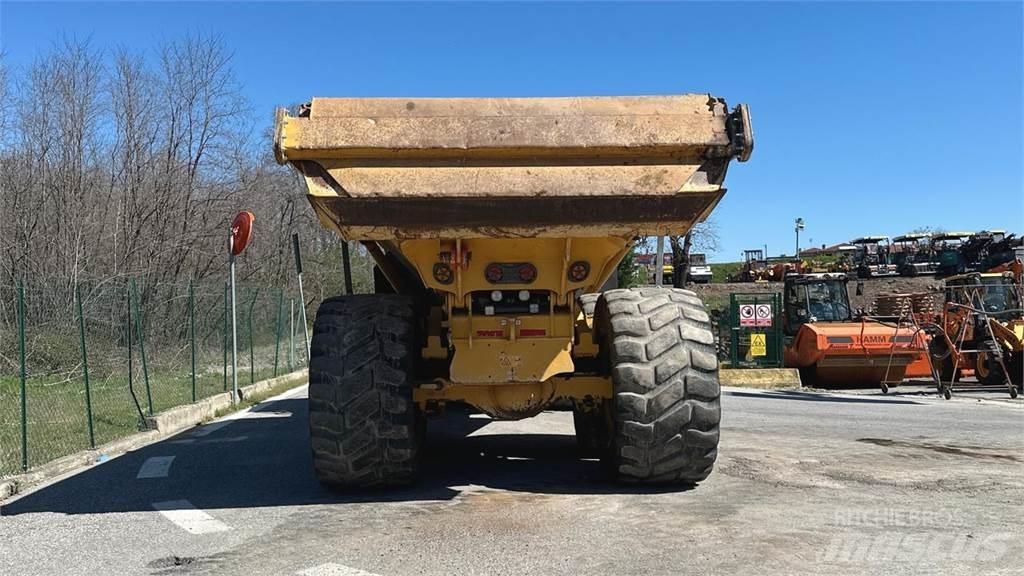 Bell B30E 6x6 Stavebné sklápače