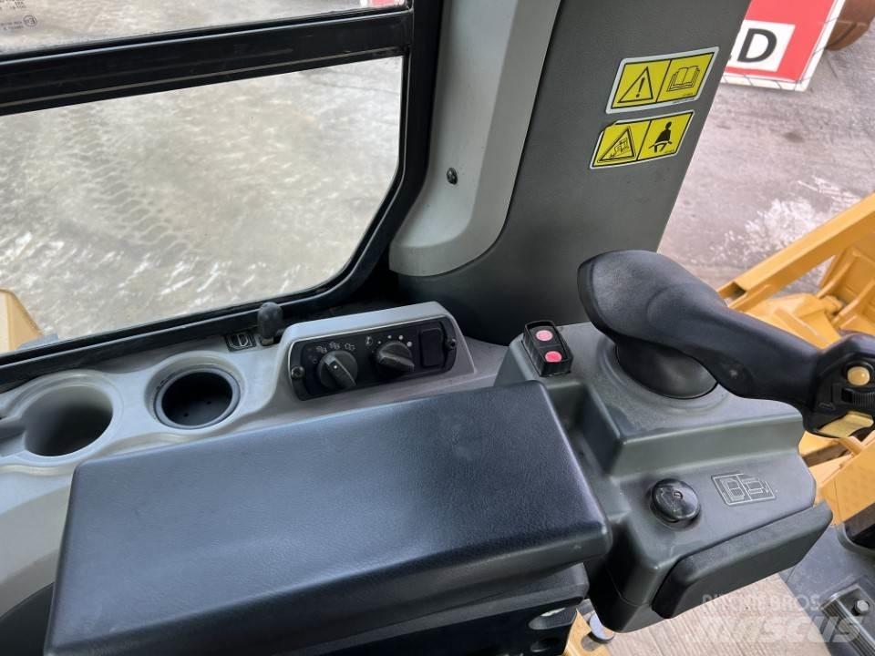 CAT D7E Pásové dozéry
