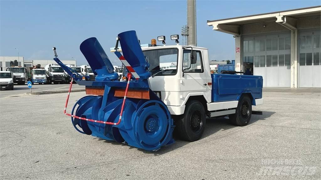  Fresia F60 4X4 Snežné pluhy, predné snežné radlice