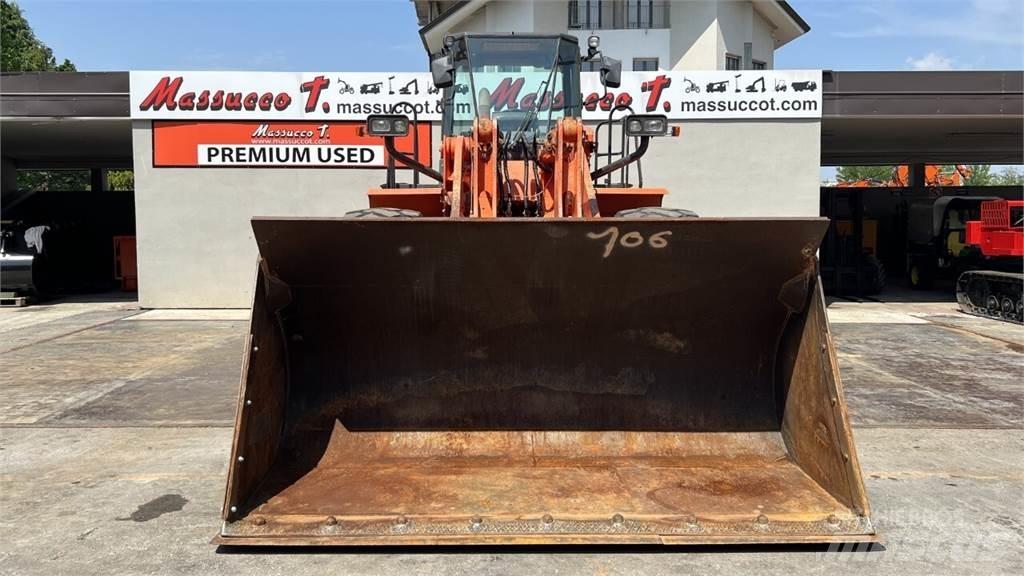 Hitachi ZW330 Kolesové nakladače