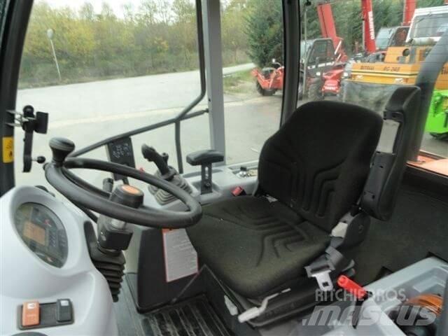 Hitachi ZW65 Kolesové nakladače