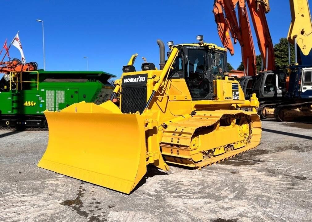 Komatsu D65 Pásové dozéry