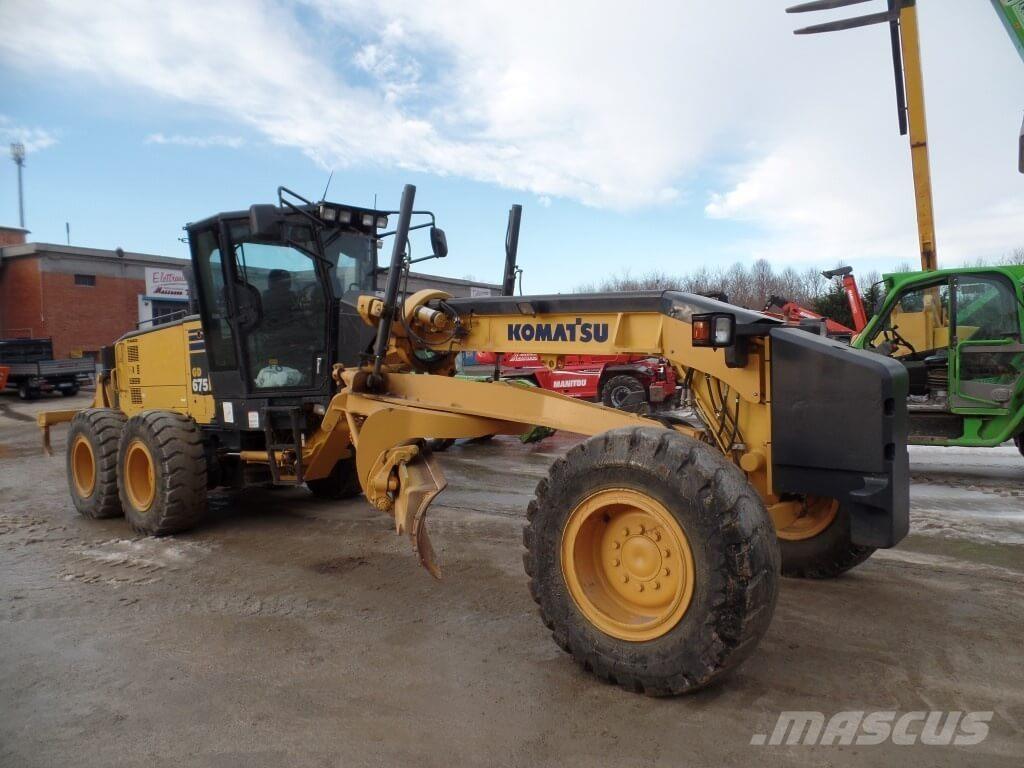 Komatsu GD675-5 Pásové dozéry