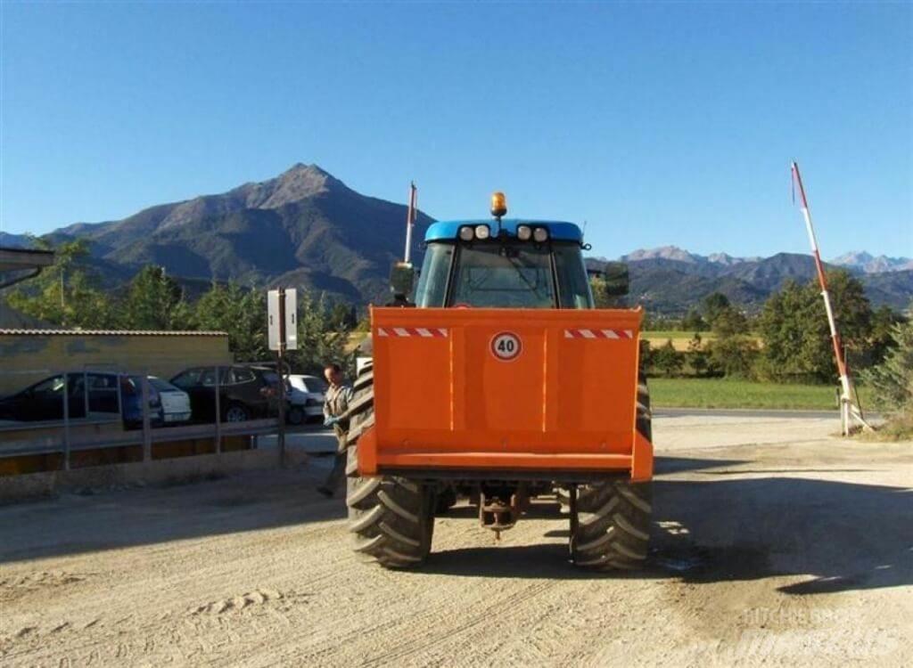 Landini LEGEND 135 Snežné pluhy, predné snežné radlice