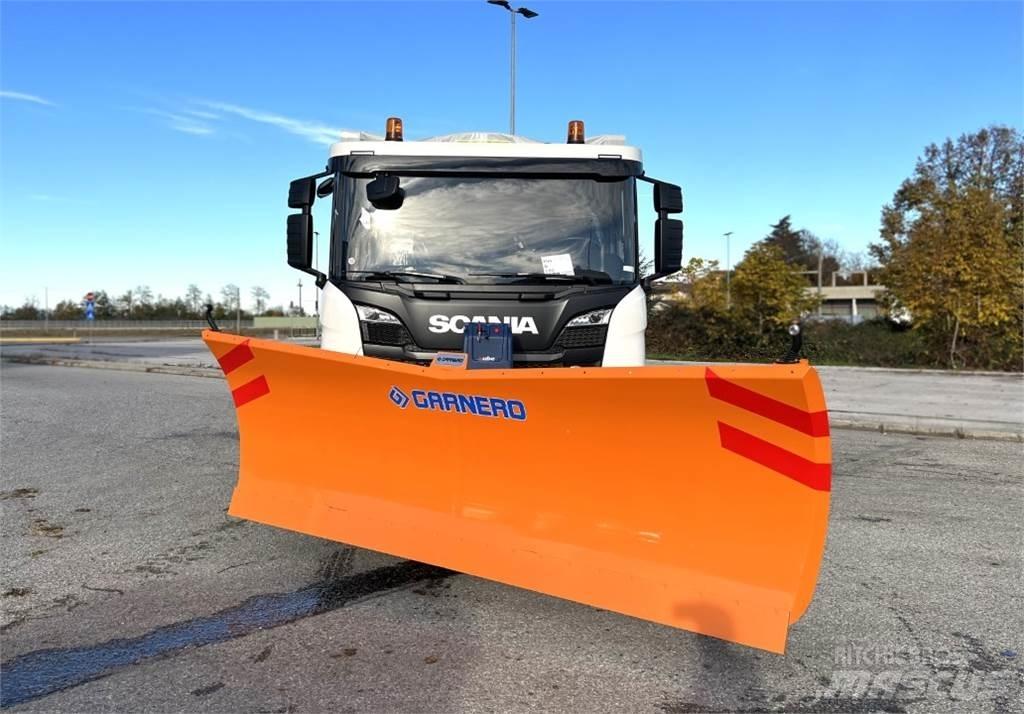 Scania P500 XT 8X4 Snežné pluhy, predné snežné radlice