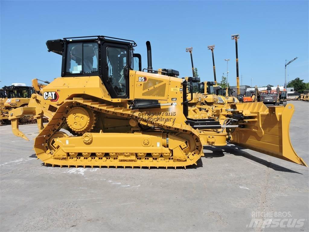 CAT D5 Buldozéry