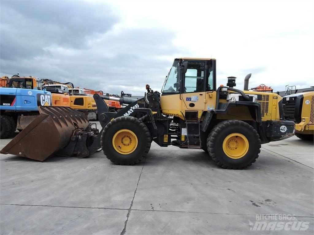 Komatsu WA320 Kolesové nakladače