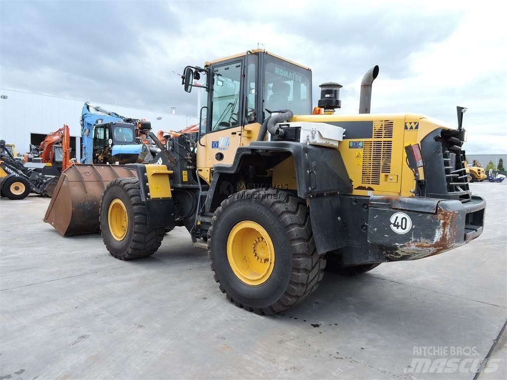 Komatsu WA320 Kolesové nakladače