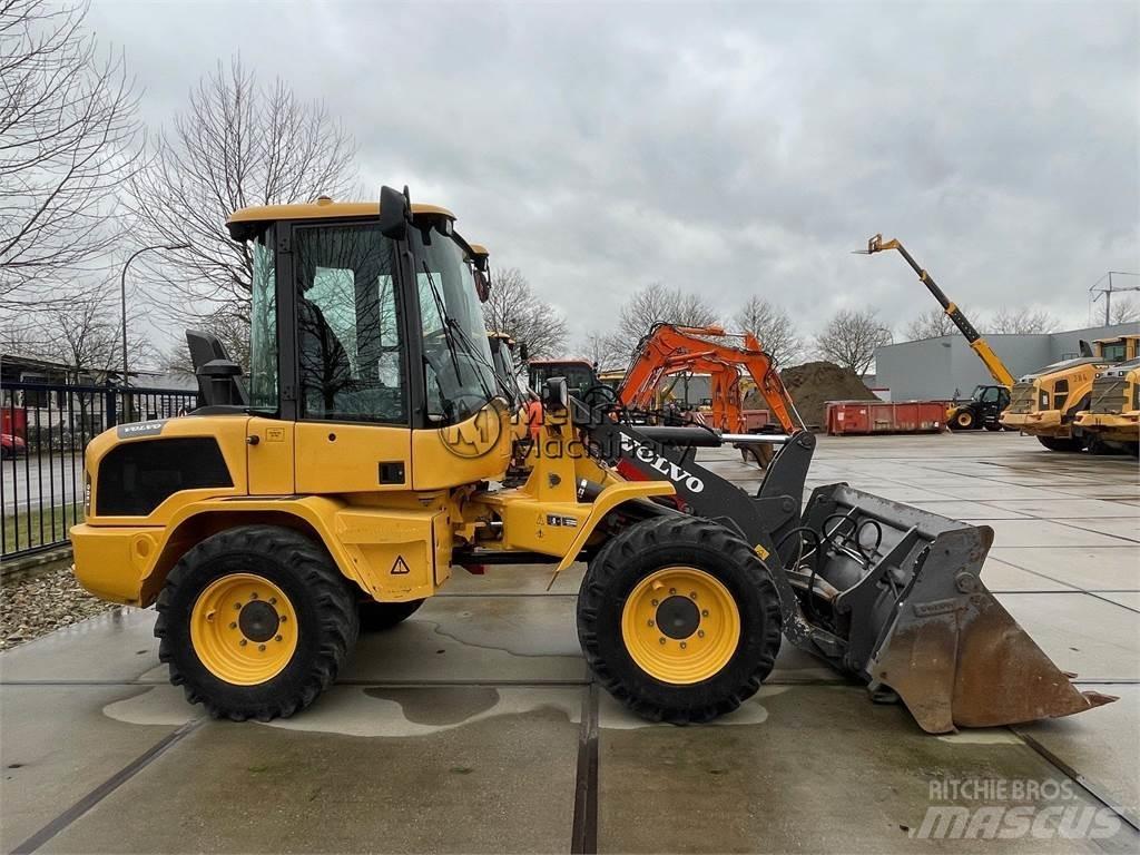 Volvo L30G Kolesové nakladače