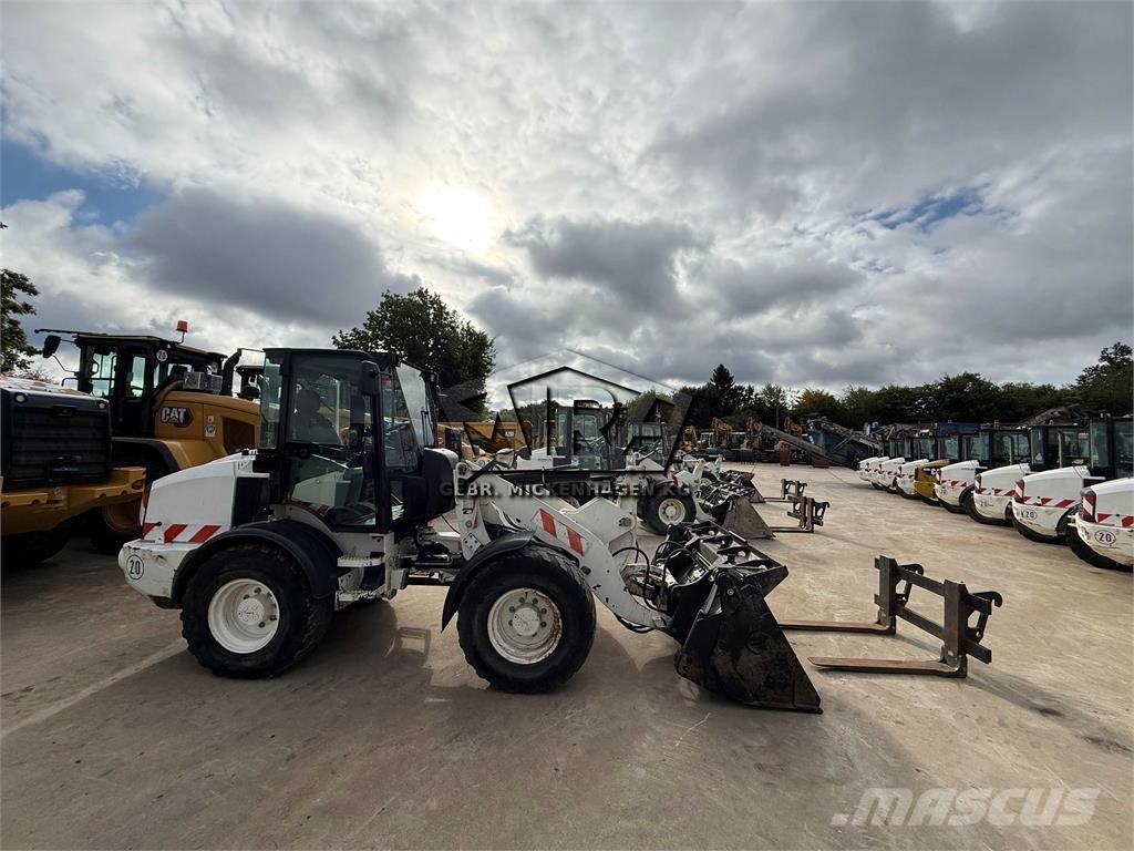 CAT 908M Kolesové nakladače