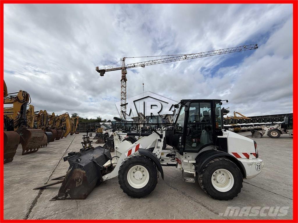 CAT 908M Kolesové nakladače