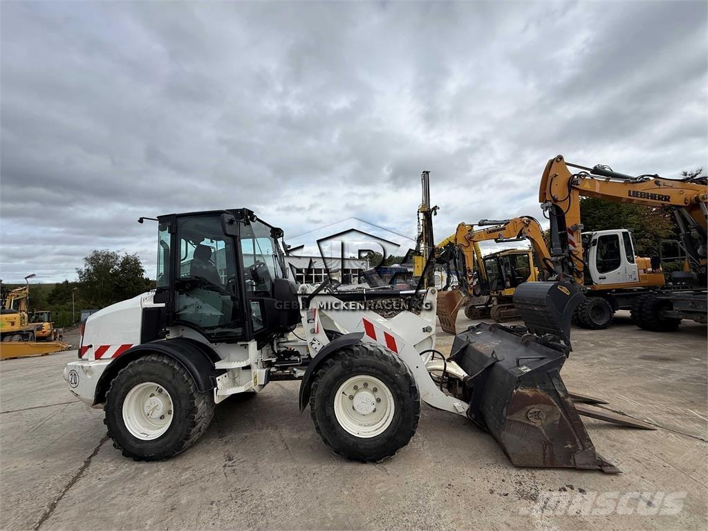 CAT 908M Kolesové nakladače